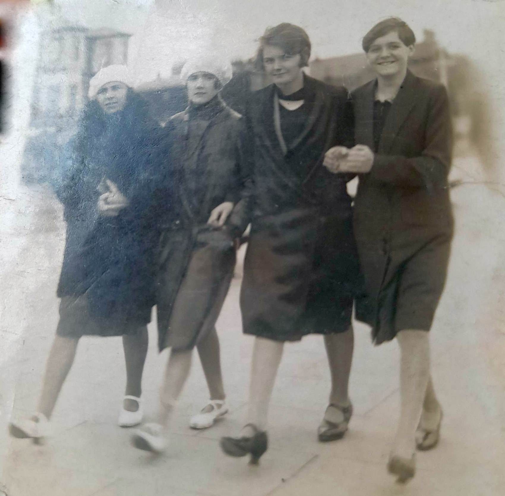 unknown, Maud Jones, Hephzibah Young, Vera Cowles - 18 years old unknown, Maud Jones, Hephzibah Young, Vera Cowles - 18 years old